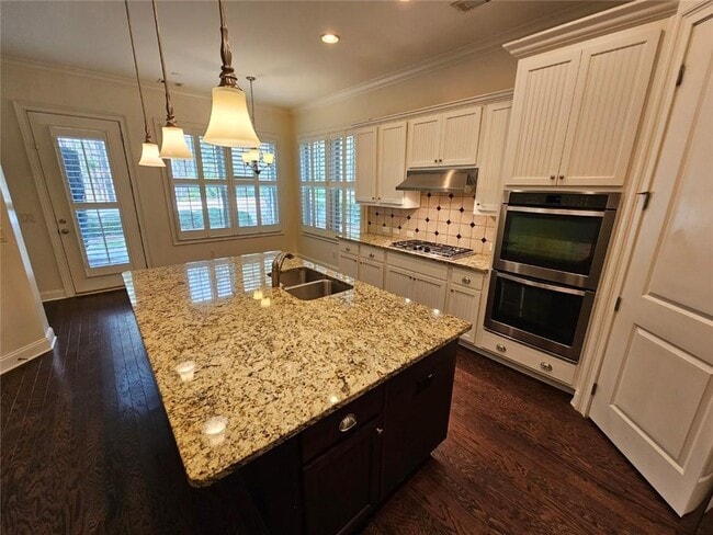 Photo - 2104 McFarlin Ln