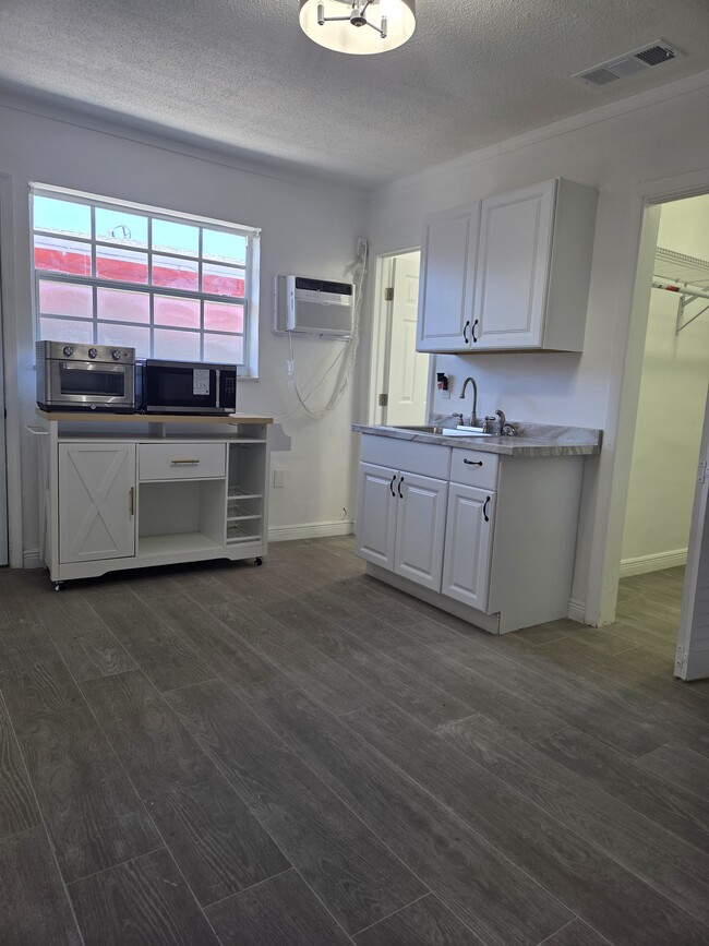 RoomView 1 - 448 E 40th St Unit Efficiency