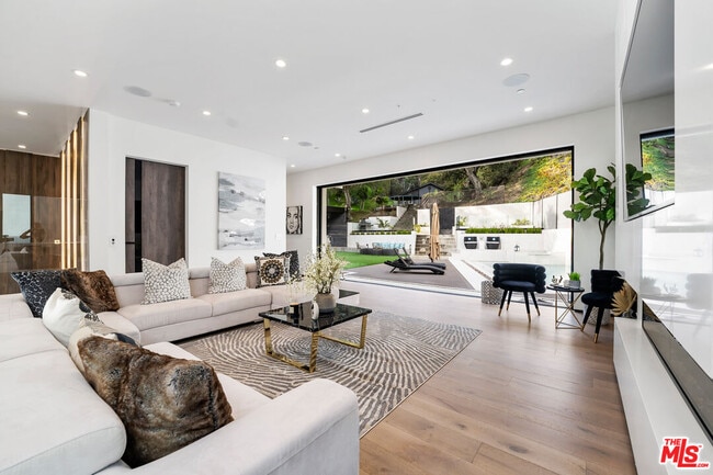 Photo - 8149 Willow Glen Rd