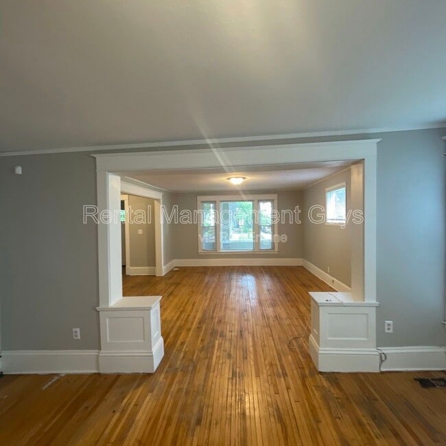 Photo - 1916 Elliot Ave