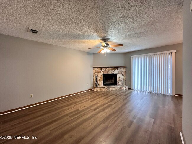 Photo - 1114 W Romaine Cir