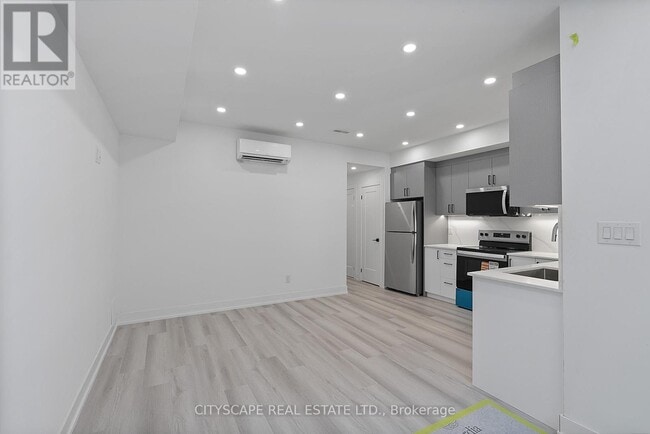 Photo - 587 Oakwood Ave