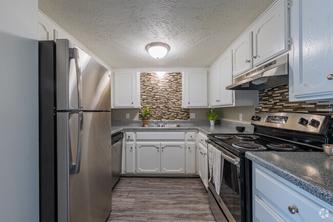 2 BA 2 BR - 707 - 1000SF - Kitchen