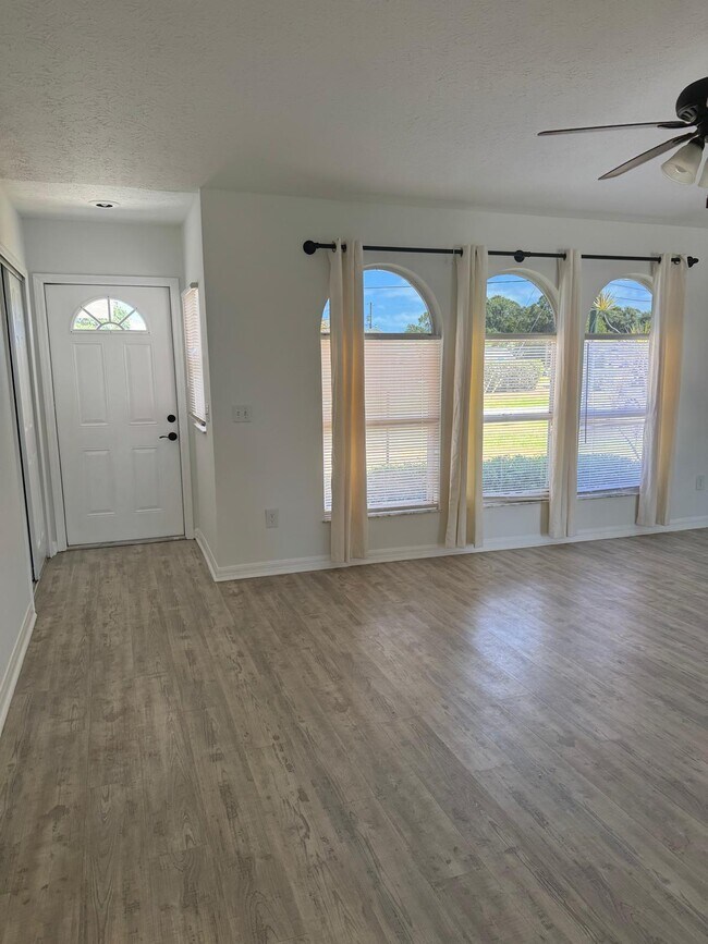 Photo - 262 SW Crescent Ave