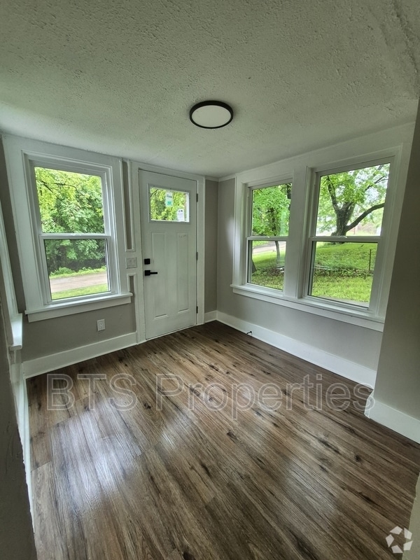 Building Photo - 1615 E Wilson Ave Rental