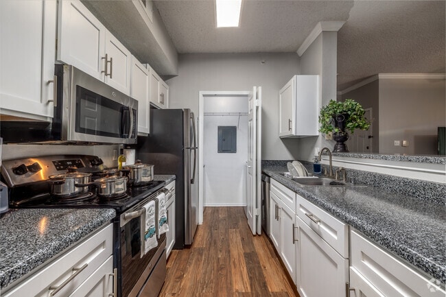 A5 1BR, 1BA - 769SF - Kitchen