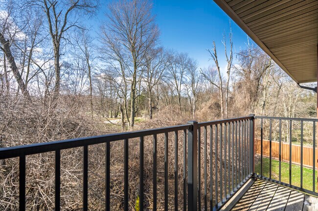2BR, 1BA - 845SF - Balcony