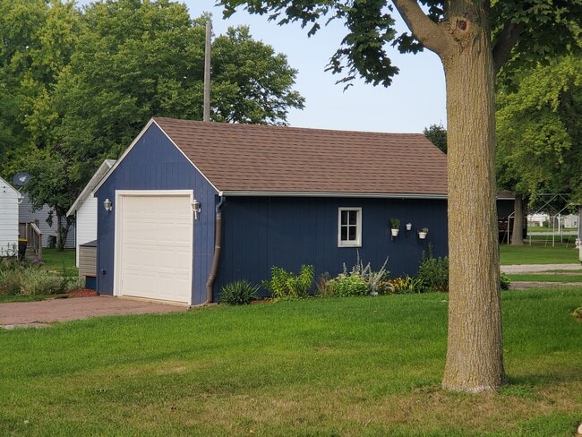 Photo - 502 E 1st St S