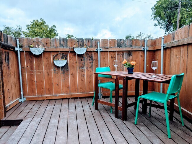 Relaxing Private Patio. - 4848 Diane Ave