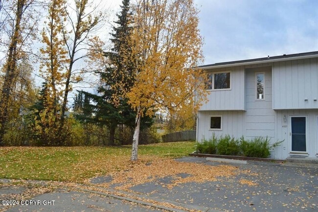 Building Photo - 3 Bed/1 Bath UMED Condo!