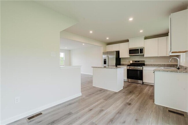 Photo - 159 White Oak Dr