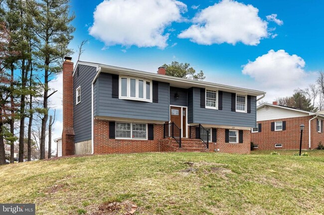 Check out this 4bd 2bth split foyer home! - Check out this 4bd 2bth split foyer home!