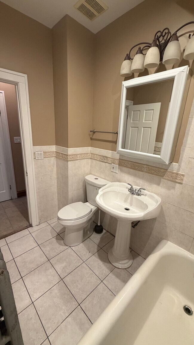 6753 S Artesian Ave Unidad 2