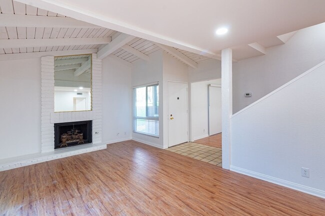 Recently Remodeled 3 Bedroom - Two Story B... - Recently Remodeled 3 Bedroom - Two Story B... Casa
