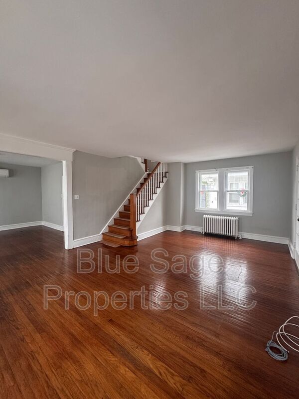 Photo - 210 W Dupont St