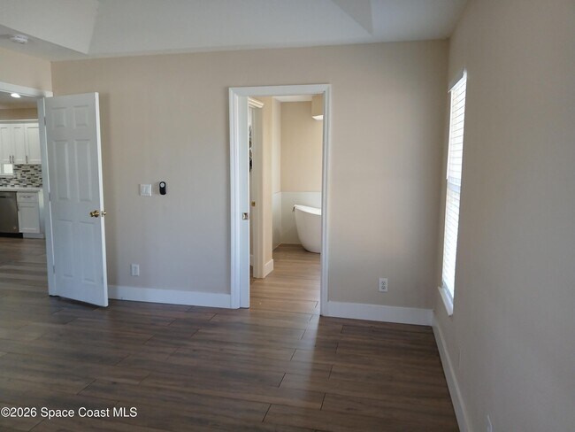 Photo - 214 Eldron Blvd NE