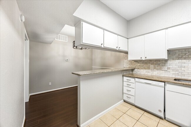 Photo - 2100 Tanglewilde St Unidad 124