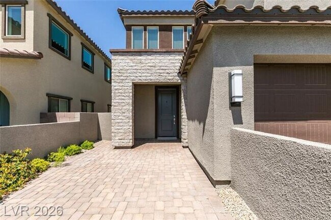 BEAUTIFUL 4 BEDROOM PROPERTY IN GATED COMMUNITY!