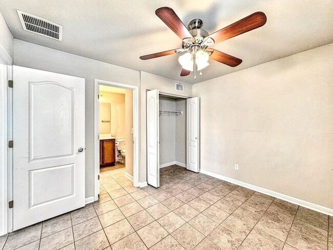 Building Photo - "Cozy 1-Bedroom Gem in San Marcos - Modern Comfort in 500 Sq Ft!"