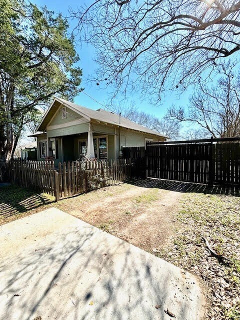 Photo - 211 E Phillips St