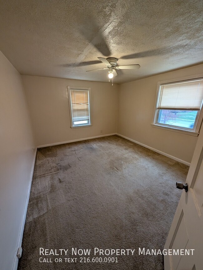 Photo - 25270 Lakeshore Blvd