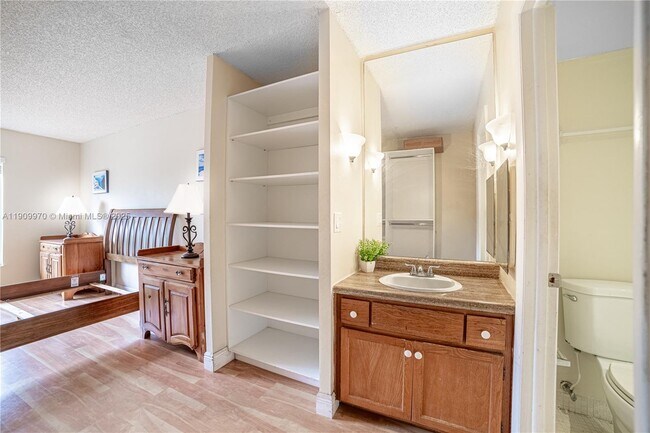 Photo - 3760 Inverrary Dr Unidad 3G