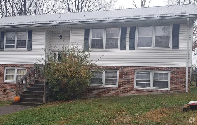 Building Photo - 102 Oakwood St Unit 3 Rental