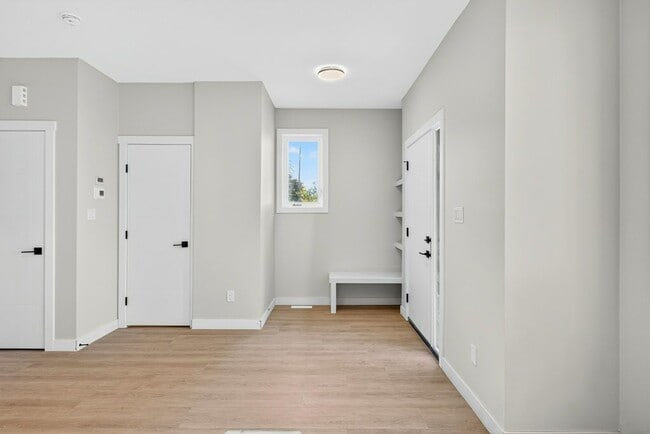 Building Photo - 10920-10130 130 St NW Unit Upper 3