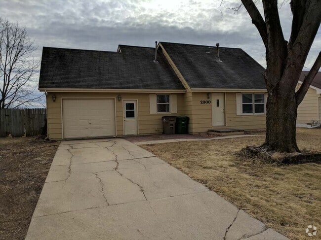 Building Photo - Quiet Norwalk house for rent