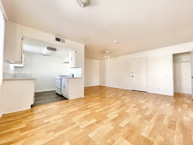 Photo - 18526 Calvert St Apartamento Unidad 2A