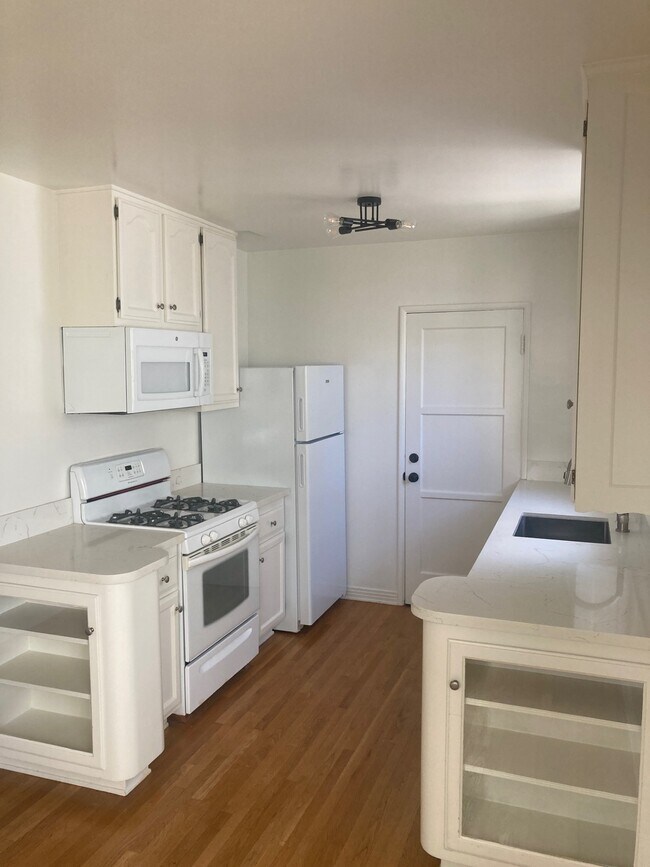 Kitchen - 1769 Glendon Ave