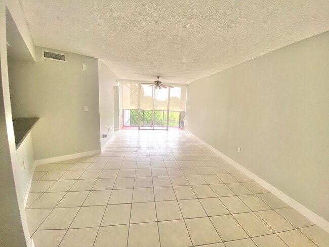 Photo - 7125 NW 186th St Unidad #B304
