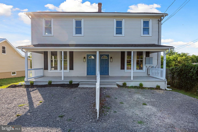 COZY WITH CHARACTER - MIDDLETOWN DUPLEX - COZY WITH CHARACTER - MIDDLETOWN DUPLEX Townhome