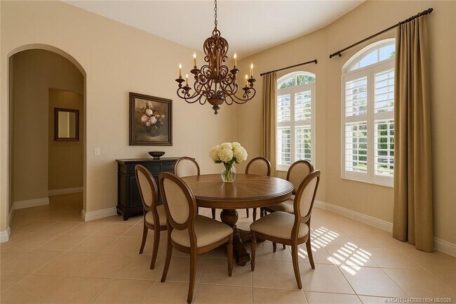 Photo - 511 SW Squire Johns Ln