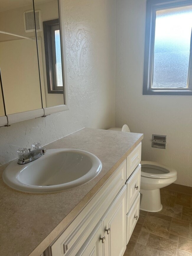 1640 SE Geary St Unit 4
