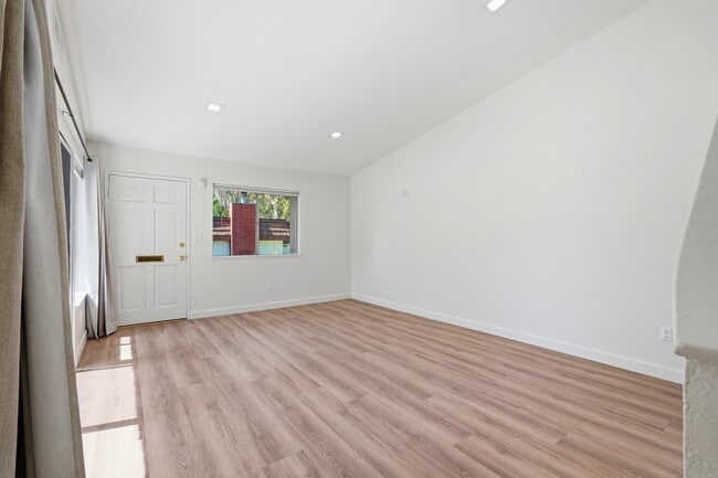 Photo - 10432 Larwin Ave