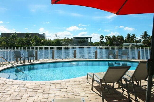 Building Photo - 1705 N Riverside Dr Unit 2 Rental