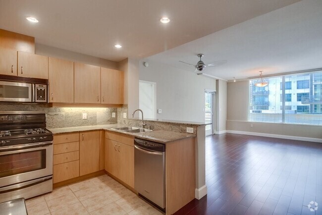 Building Photo - Modern 2 bed / 2 bath Condo in Little Ital... Unit 606