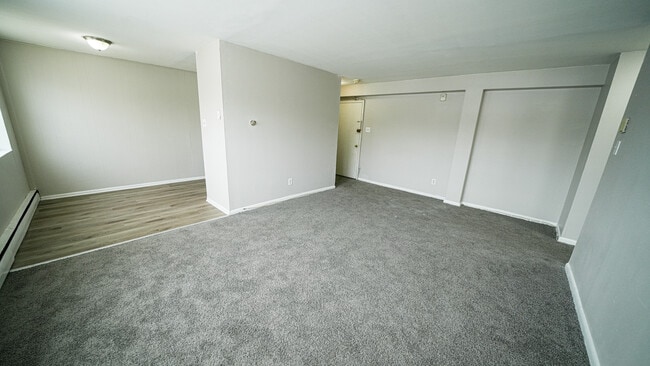 Sala de estar con vista a la cocina. - Brynfield Court Apartments