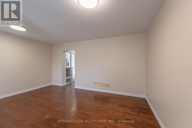 Photo - 102 Hunter Way