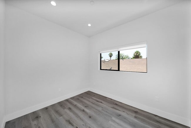 11522 Emelita St
