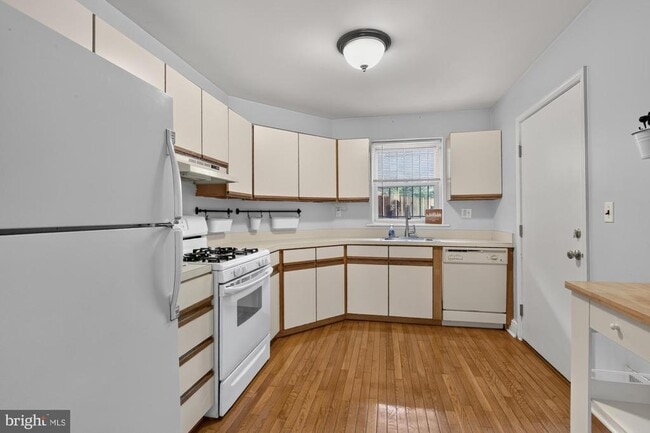 Photo - 2645 Bainbridge St