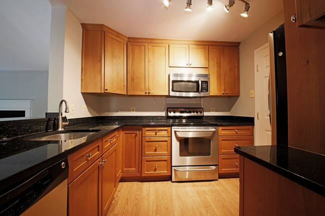 Photo - Updated top floor 2br with vaulted ceilings, two balconies and treed views! Unidad 304