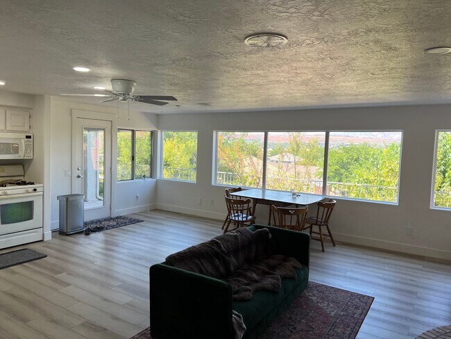 Photo - 989 E Summit Ridge Dr Unidad #2 basement apartment