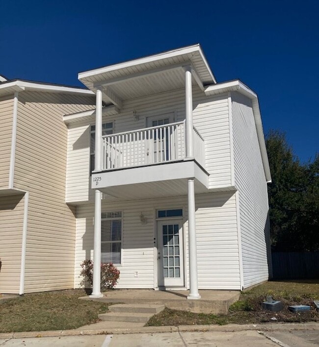 Building Photo - 3 Bedroom Gulfport Townhouse