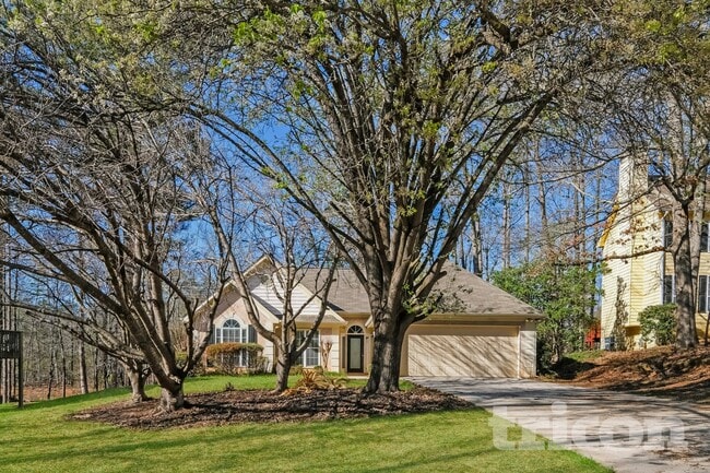 Building Photo - 555 Horseshoe Cir