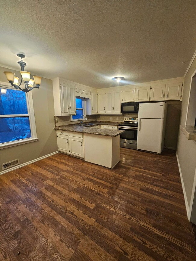 Photo - 4 BEDROOM RANCH with BIG YARD