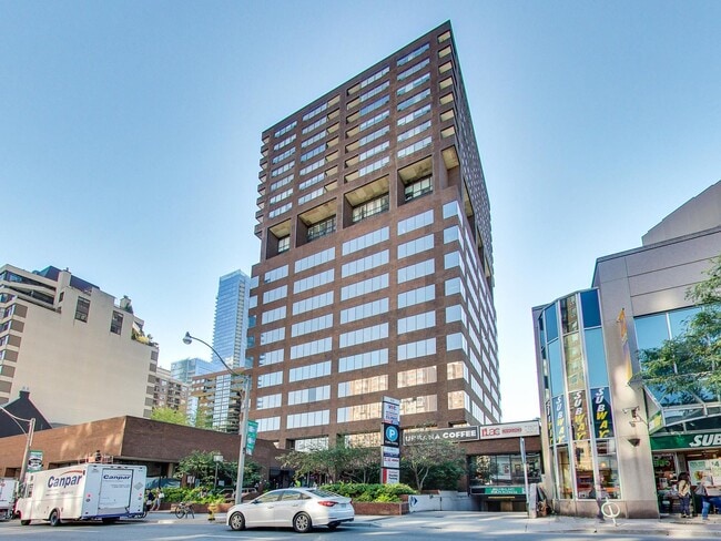 Photo - 914 Yonge St