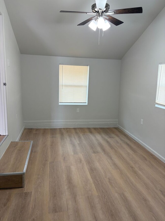 Photo - 3513 James Ave