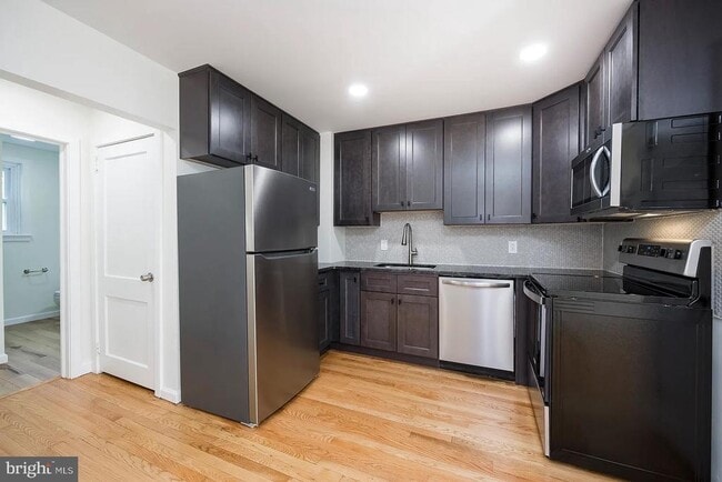 Building Photo - 554 Main St Unit APT 5